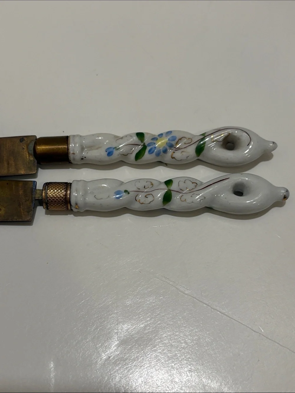 Uchatius Bronce knife set. 9 knifes with spiral porcelain handles.
